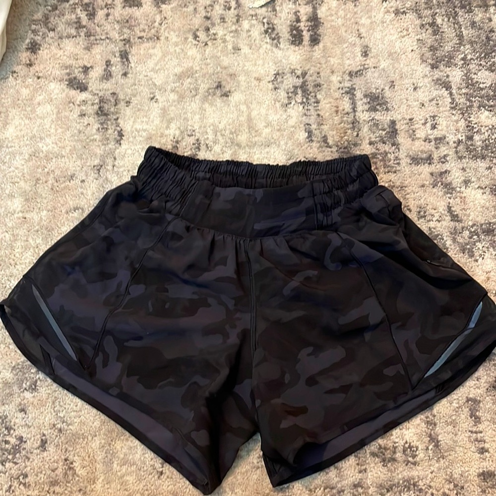 Lululemon Hottie Hot Size 4 Black Camo Shorts